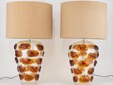 une paire de lampes de table en verre, chacune dotée d'un abat-jour marron