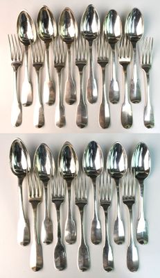 a lot of spoons and spoon spoons that are on the table