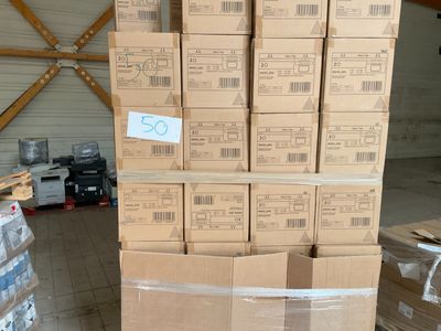 une pile de boîtes sur une palette dans un entrepôt