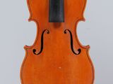 un vieux violon avec un archet sur fond blanc