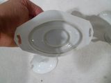 une personne tenant un petit bol blanc sur une table