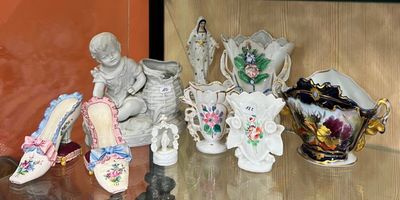 de nombreuses figurines exposées dans une vitrine