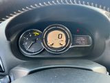 un gros plan du tableau de bord d'une voiture sur lequel figure une horloge