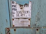 une affiche apposée sur le flanc d'une machine bleue