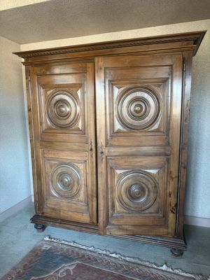 un grand meuble en bois dans le coin d'une pièce