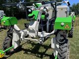 un gros plan d'un tracteur avec une machine attelée à l'arrière