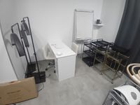 2 postes à manucure, 7 lampes, 6 servantes sur roulettes, 1 …