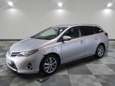 une photo d'une Toyota Venza argentée garée dans un garage