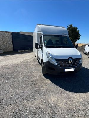 la camionnette blanche est garée dans le parking à côté d'autres voitures