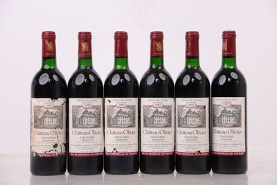 six bouteilles de vin sont alignées sur une table