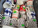 un panier rempli de tasses à café et de cuillères