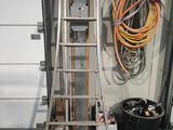 une échelle appuyée contre un mur dans un garage