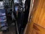 une porte ouverte donnant sur une pièce où se trouve un vélo