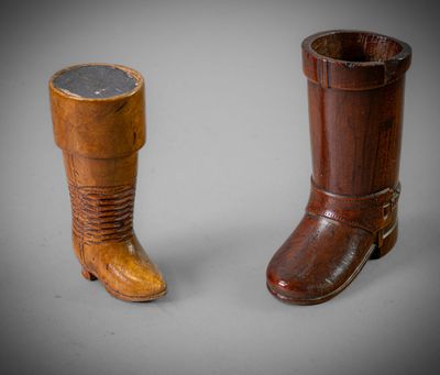 On voit deux paires de bottes en bois côte à côte