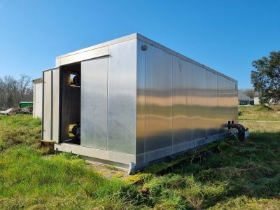 une petite structure métallique située au milieu d'un champ