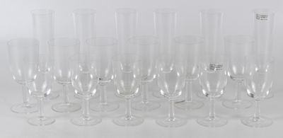 un grand nombre de verres à vin vides posés sur une table