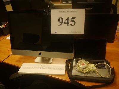 un écran d'ordinateur et un ordinateur portable posés sur un bureau