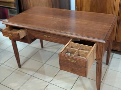 Bureau plat en noyer ouvrant par cinq tiroirs sur deux rangs…