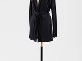 un manteau noir sur un mannequin sur fond blanc