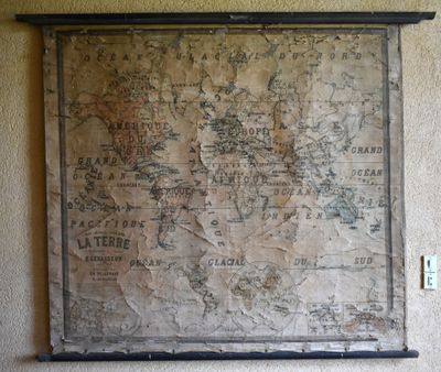 une vieille carte accrochée au mur d'un salon