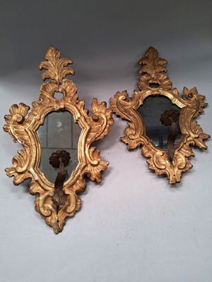 paire de miroirs en or richement décorés, ornés d'un buste d'homme et d'un buste de femme