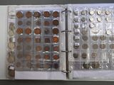 un livre dans lequel se trouvent plein de pièces de monnaie