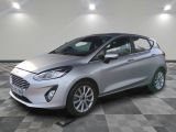 une Ford Fiesta argentée garée sur un sol en carrelage à damier