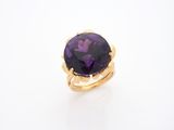 Gros plan sur une bague contenant une pierre violette