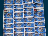il y a plein de sachets Lego Star Wars sur la table