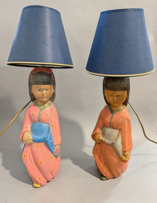 paire de figurines asiatiques avec des lampes bleues sur fond blanc