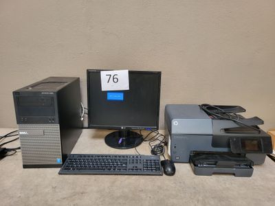 un ordinateur de bureau et une imprimante posés sur une table