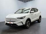 un SUV blanc garé dans une grande pièce au sol noir