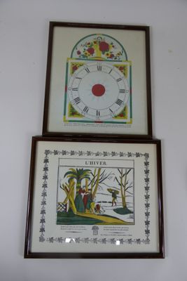 trois tableaux encadrés accrochés au mur au-dessus d'une horloge