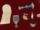 Plusieurs bijoux sont exposés sur un fond rouge