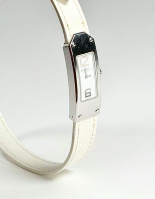 une montre-bracelet blanche avec un cadran noir et un bracelet blanc