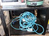un micro-ondes posé sur une table, avec tout un tas de fils qui en sortent