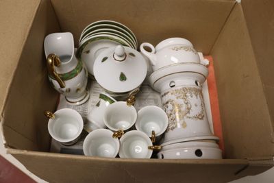 une boîte en carton remplie de nombreux types de plats et de tasses