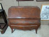 un petit bureau en bois avec un tiroir en dessous