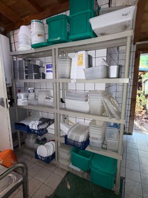 une pièce avec beaucoup d'objets sur les étagères