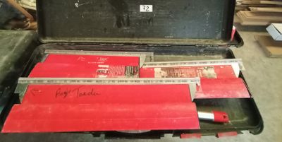 une valise contenant beaucoup de papiers