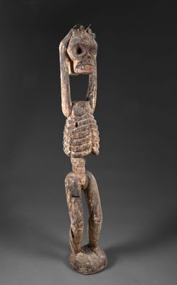 une sculpture en bois représentant un homme tenant un oiseau sur la tête