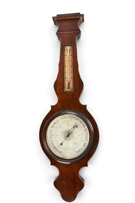 une vieille horloge murale en bois dont le cadran comporte un thermomètre