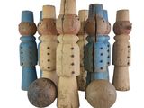 un ensemble de figurines en bois de différentes tailles et couleurs