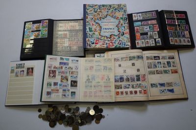 beaucoup de timbres et un livre sur la table