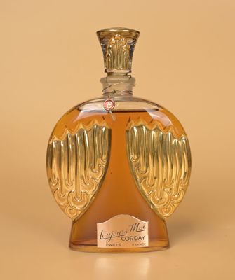 une bouteille en verre ornée d'ailes d'ange dorées