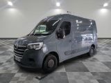 la camionnette grise est garée sur un sol en damier dans le garage