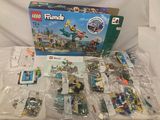 une boîte de jouets Lego Friends posée sur une table