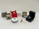 de nombreux modèles de montres et de bijoux posés sur la table