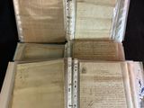 un livre ouvert contenant de nombreuses feuilles à l'intérieur