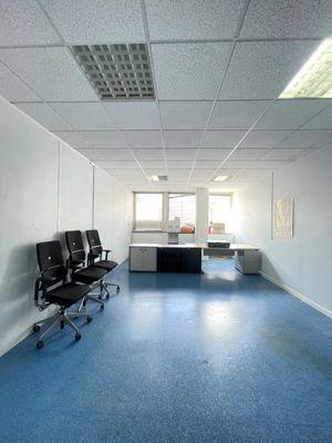 une photo d'un bureau vide avec des chaises et un bureau